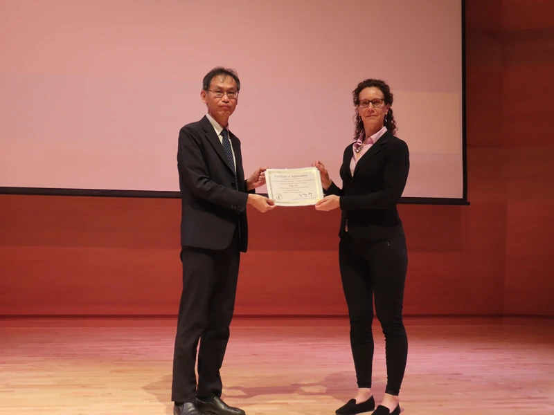 Esther Abels standing with a attendee of the Taiwan Society of Pathology